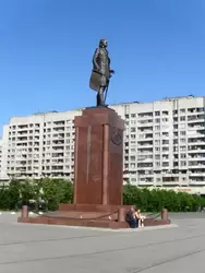 Памятник Петру I перед гостиницей «Прибалтийская»