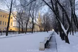 Лавочки в Александровском саду не пользуются популярностью в холода