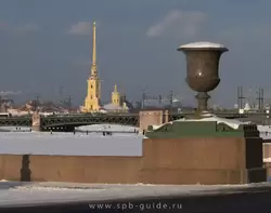 Порфировая ваза на Петровском спуске и Петропавловская крепость