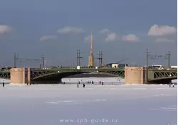Прогулки под разводным пролётом Дворцового моста зимой