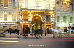 Карета перед отелем «Петро Палас»