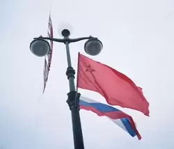 Красный флаг - символ города Санкт-Петербурга