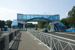Пешеходный мост через Приморскую набережную