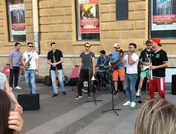 Уличные музыканты у метро «Невский проспект»
