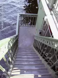 Лестница на Дворцовом мосту