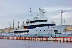 Моторная яхта «Tribu» у пассажирского терминала «Английская набережная»