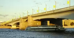 Прогулочные кораблики под мостом Александра Невского
