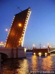 Вид на Петропавловскую крепость и Троицкий мост ночью
