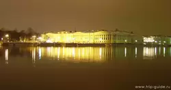 Здание Сената и Синода с отражением в Неве