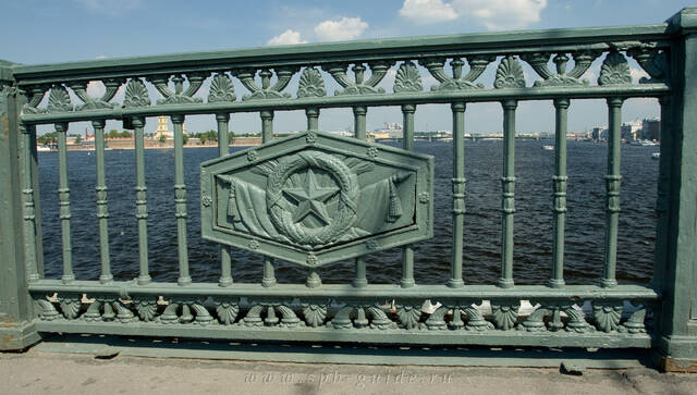 Река Нева, ограда Дворцового моста