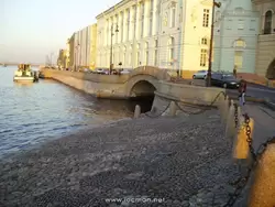 Санкт-Петербург, Нева, Устье Зимней канавки. Эрмитажный мост
