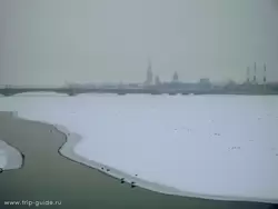 Вид на Петропавловскую крепость с Литейного моста зимой