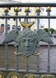 Скульптура на ограде моста