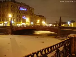Красный мост через Мойку в Санкт-Петербурге