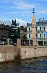 Обелиск памятным наводнениям в Санкт-Петербурге на Исаакиевской площади