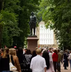 Памятник Петру I и туристы в Петергофе