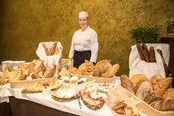 Ресторан «Ассамблея» в гостинице «Октябрьская»
