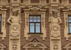 Фигуры атлантов на фасаде гостиницы «Европа»