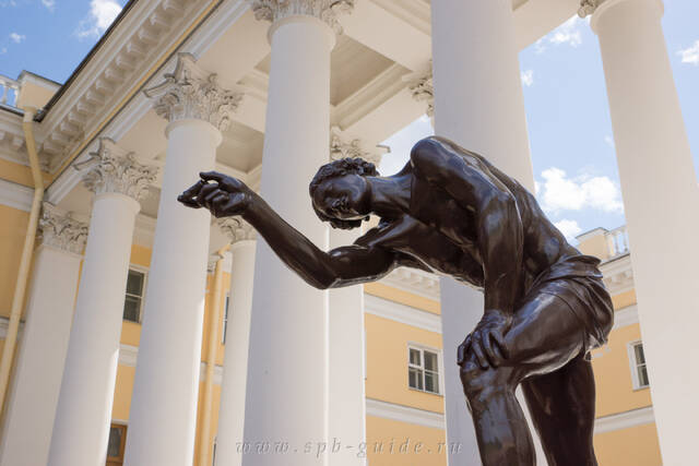 Александровский парк, скульптура «Юноша, играющий в бабки» у дворца