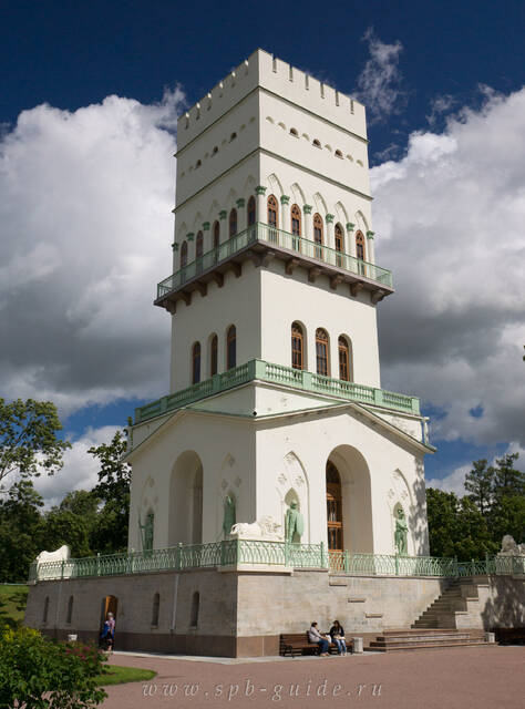 Белая башня в Александровском парке