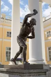 Скульптура «Игра в свайку» у Александровского дворца
