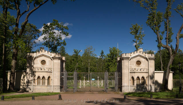 Слоновьи ворота в Александровском парке