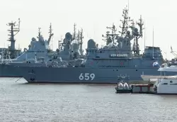 Корабль противоминной обороны «Владимир Емельянов» в гавани Кронштадта накануне Дня ВМФ 2020