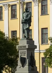 Памятник исследователю Новой Земли П.К. Пахтусову на фоне Итальянского дворца в Кронштадте