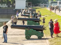 Пушки на берегу Купеческой гавани Кронштадта