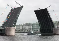 Десантный катер «Контр-адмирал Оленин» и Дворцовый мост