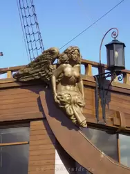 Корабль-ресторан «Летучий Голландец» в СПб, скульптура