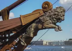 Корабль-ресторан «Летучий Голландец» в СПб, скульптура льва на носу