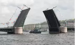 Разведенный днём Дворцовый мост — уникальное зрелище