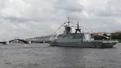 Военный корабль «Стойкий» и почти сведенный Дворцовый мост