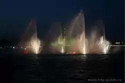 Плавучие фонтаны на Неве у стрелки Васильевского острова