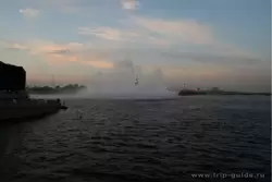 Санкт-Петербург, фонтаны на стрелке Васильевского острова