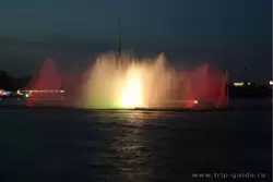 Санкт-Петербург, светомузыкальное шоу, плавучие фонтаны на Неве 