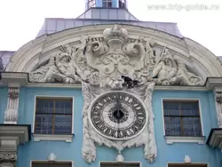 Часы на фасаде Нахимовского училища
