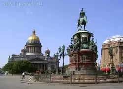 Памятник Николаю I и храм
