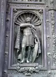 Исаакиевский собор, Александр Невский — скульптура в нише южных дверей