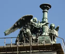 Ангелы установлены по углам собора