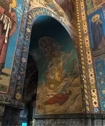 Мозаика на своде между притвором и основной частью храма
