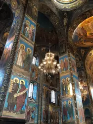 Пилоны украшают 250 икон преподобных, мучеников, пророков и апостолов Русской православной церкви