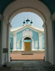 Вид на Сампсониевский собор через арку в колокольне