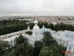 Вид на гостиницу «Смольнинская» со звонницы Смольного собора