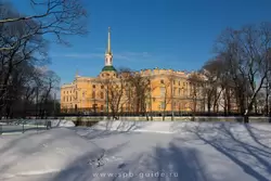 Вид на Инженерный замок из Михайловского сада