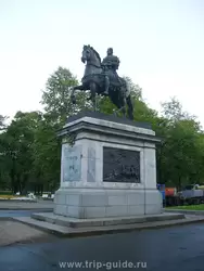 Памятник Петру Первому у Михайловского замка