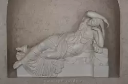 Скульптура «Умирающая Клеопатра» (копия) символизирует гибельные последствия неправедного правления