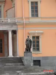 Статуя Флоры перед Михайловским замком