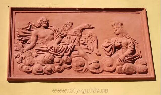 Барельеф с изображением Юпитера с орлом и громовидными стрелами, у ног его богиня в короне